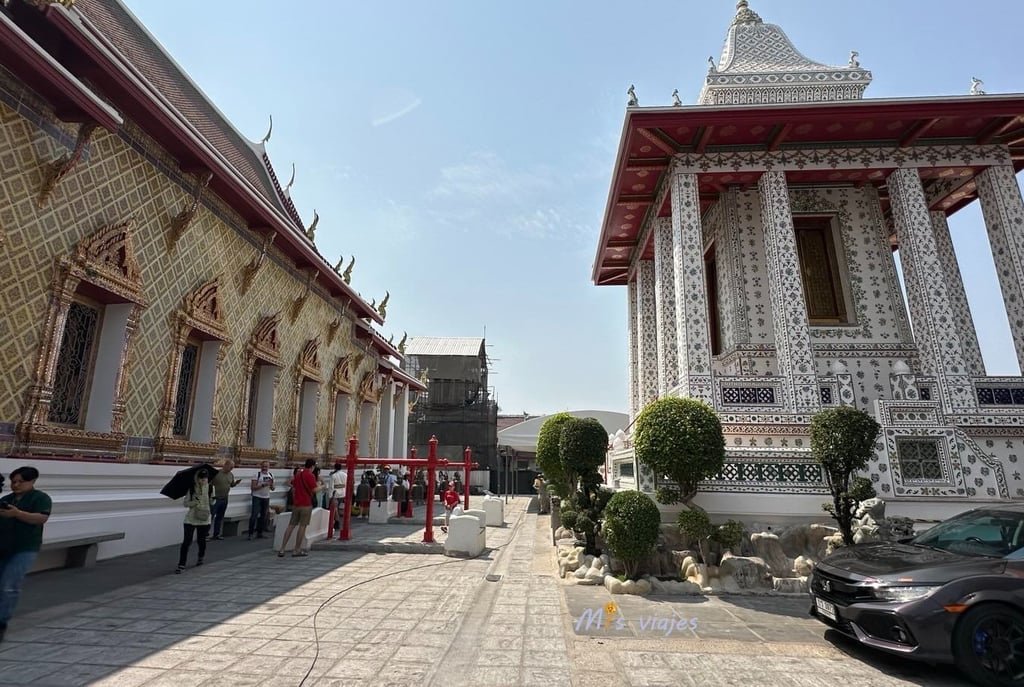 Los colores del Wat Arun se intensifican con el sol intenso