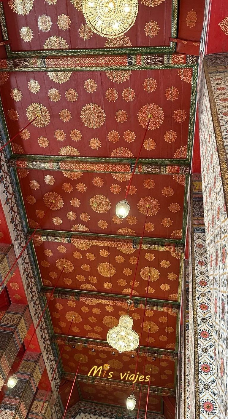 Bellisimo techo del Ubosot pintado a mano