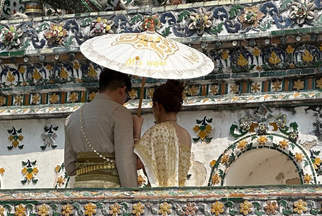 Pareja bellamente vestida en el Wat Arun