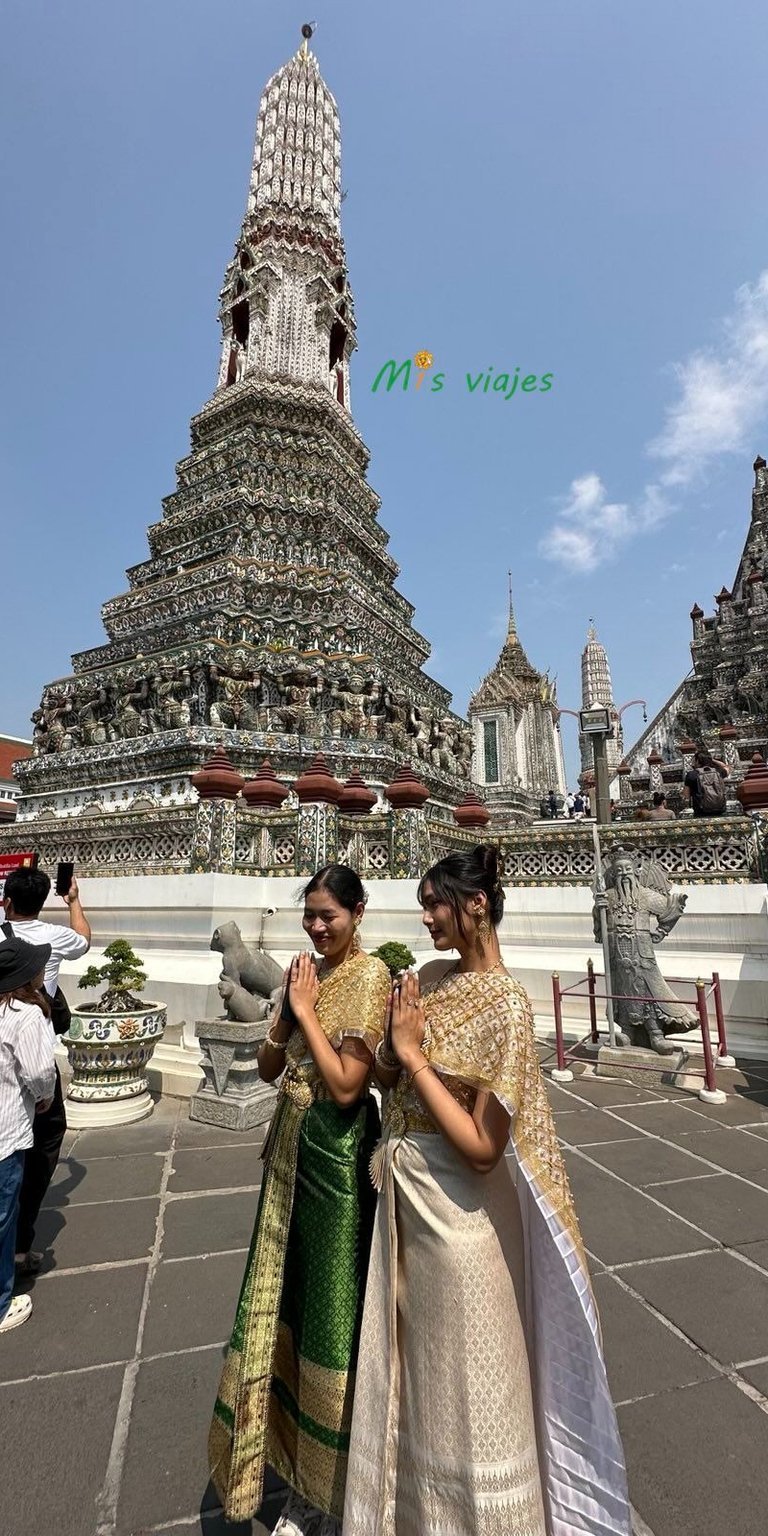 Bellos trajes como complemento al Wat Arun