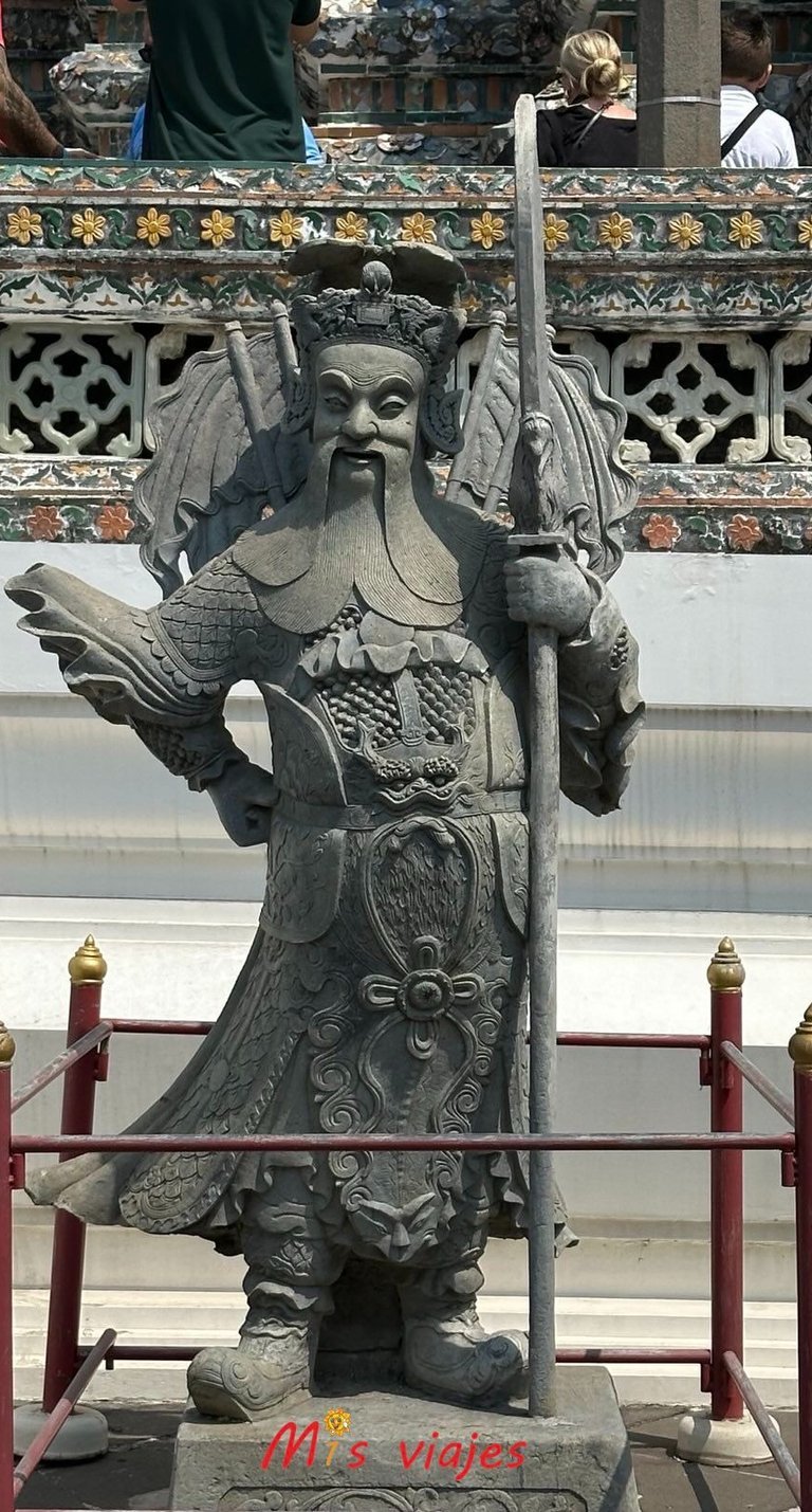 Los Guardianes Mitológicos en Wat Arun