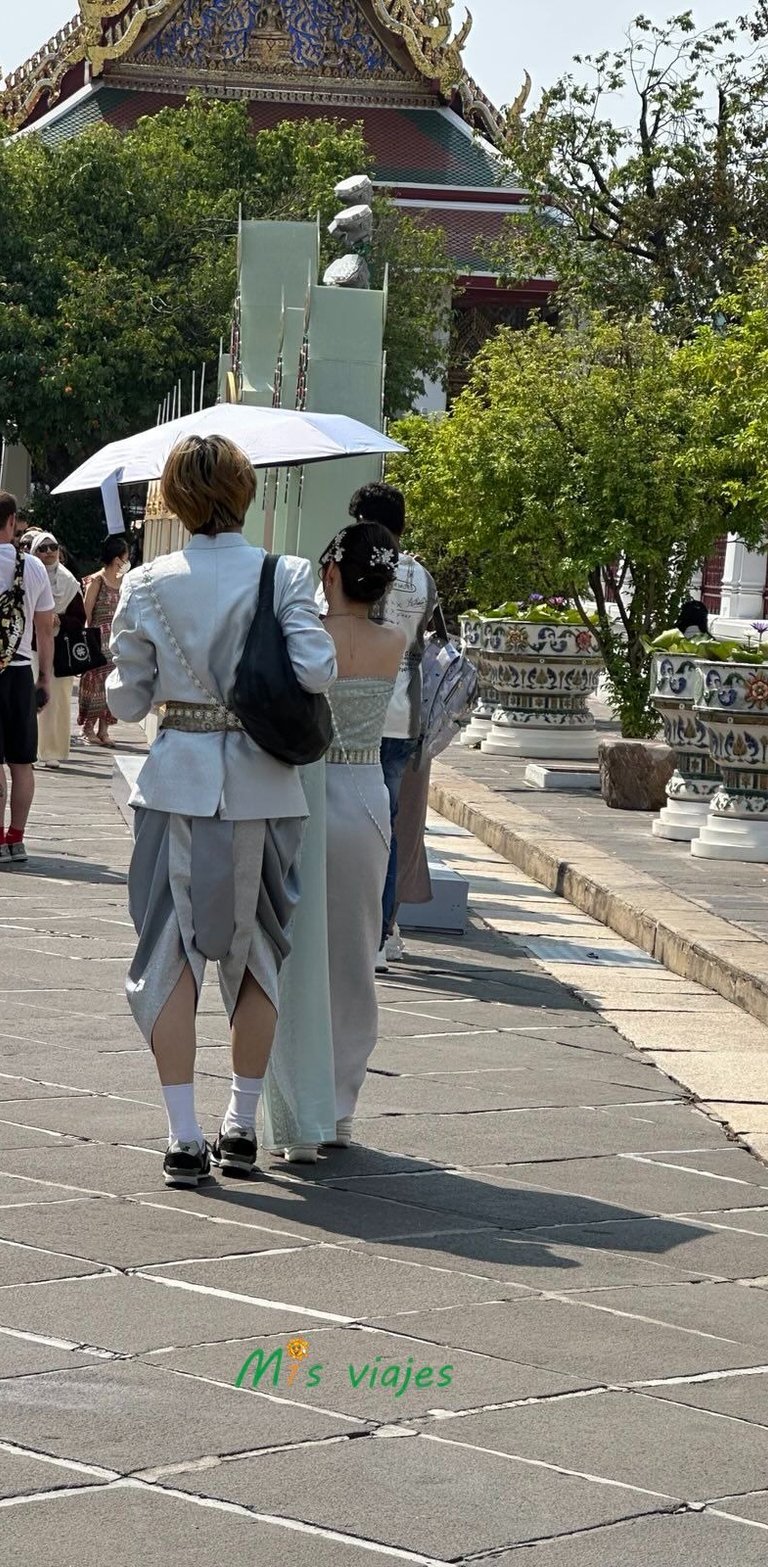 Bellos ropajes en el Wat Arun