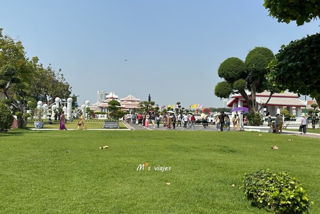 Zonas ajardinadas en las inmediaciones del Wat Arun
