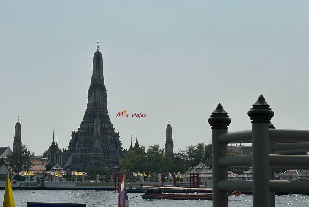 El Templo Wat Arun o Templo del Amanecer una atracción cerca del río