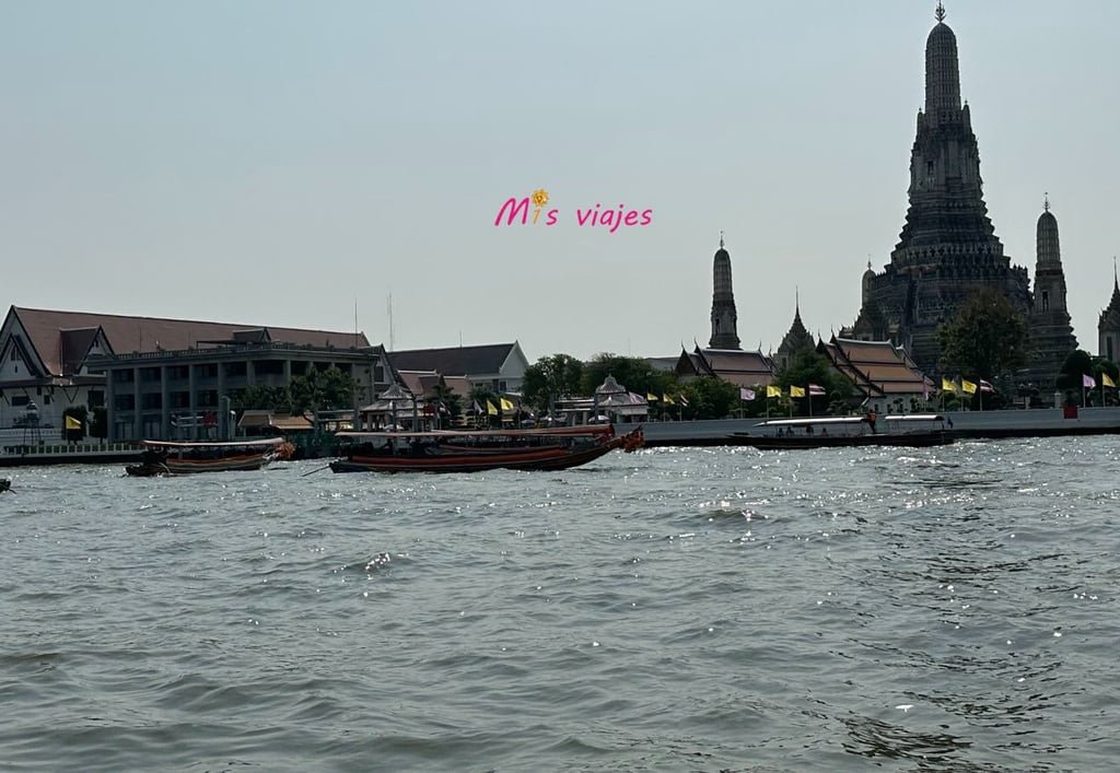 Panorámica del Wat Arun desde el río Chao Phraya en Bangkok