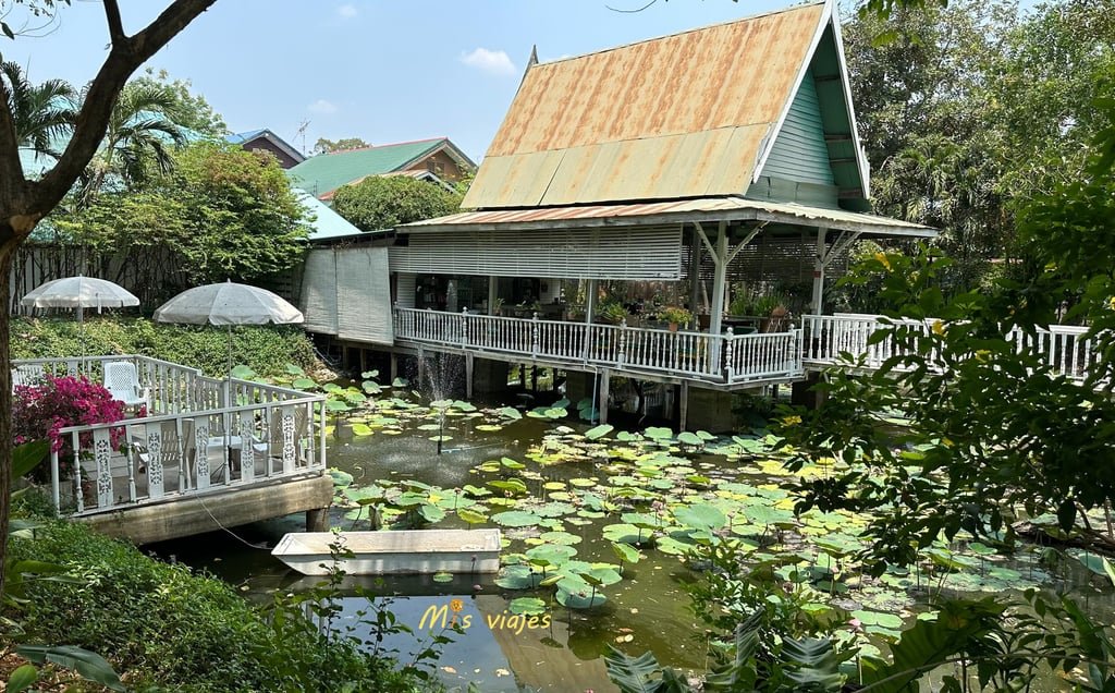 Bello lago artificial en el Baan Luang Harn Guesthouse