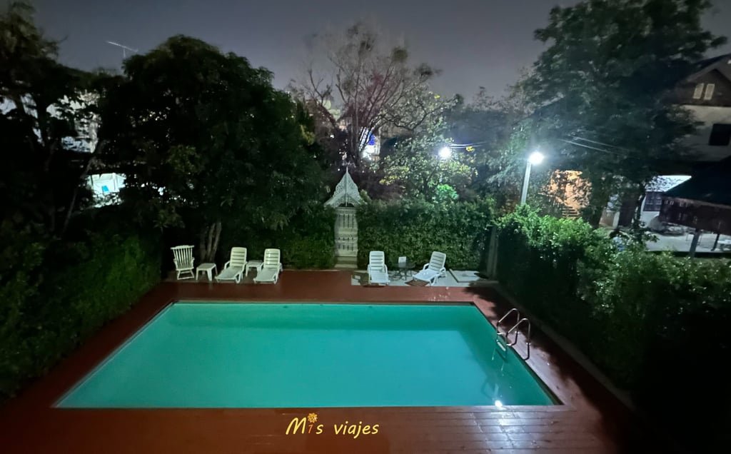 Panorámica de la piscina del Baan Luang Harn Guesthouse