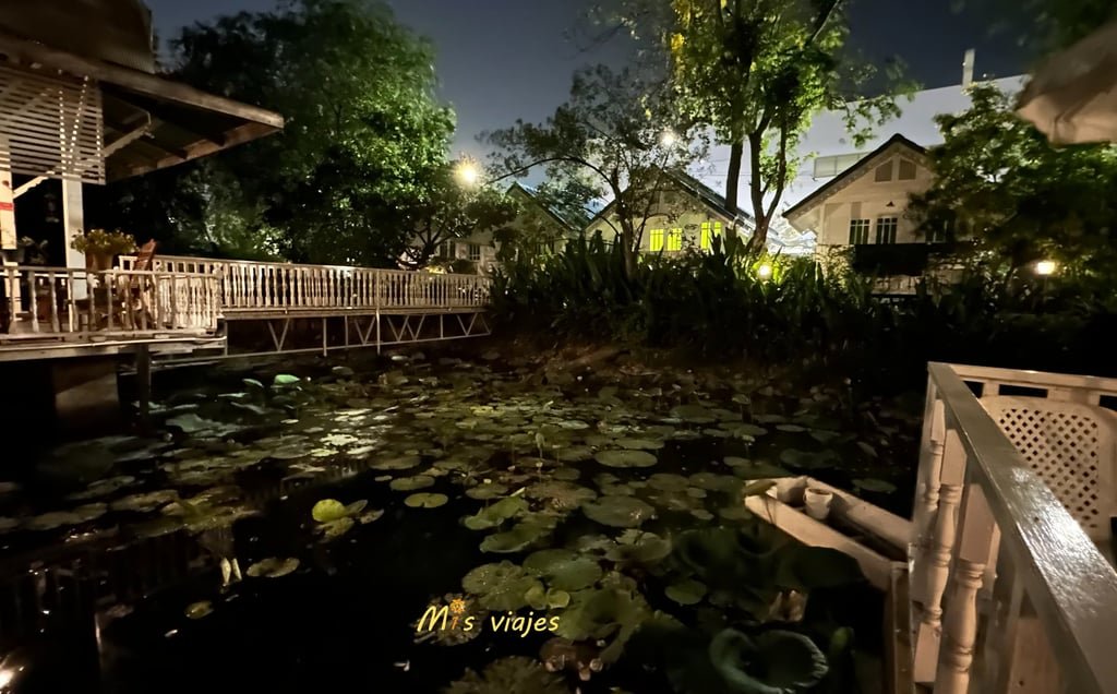 Lago artificial con nenúfares Baan Luang Harn Guesthouse