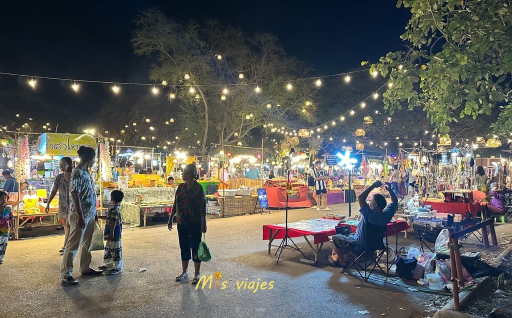 Gran ambiente en el Mercado Nocturno de Ayutthaya