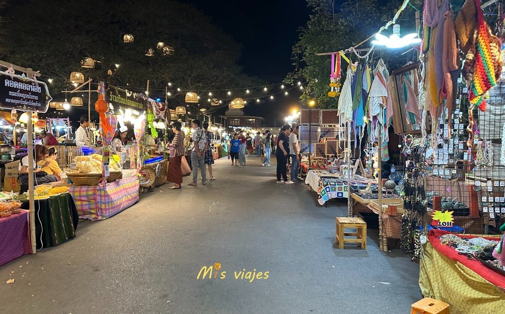 Wat Ratchaburana: El Templo Real de las Ruinas de Ayutthaya Ambiente en el Mercado Nocturno de Ayutthaya