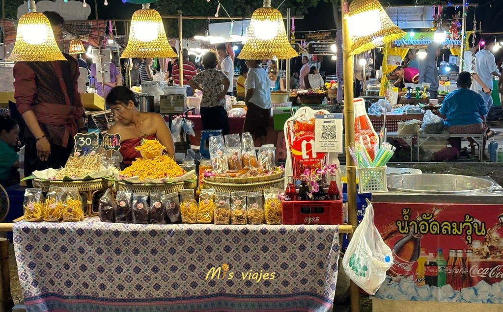 Chips y snacks a la venta en el Mercado Nocturno de Ayutthaya