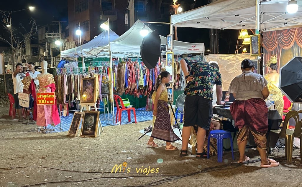 Tejidos brillantes los protagonistas del traje tradicional tailandés
