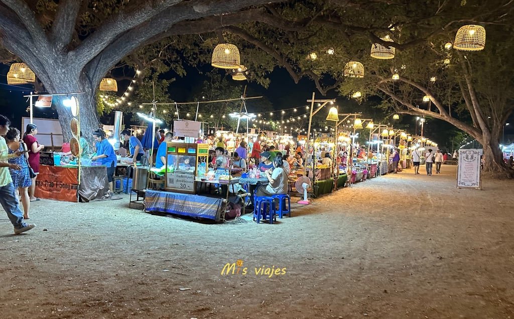 Ambiente local en el Mercado Nocturno de Ayutthaya