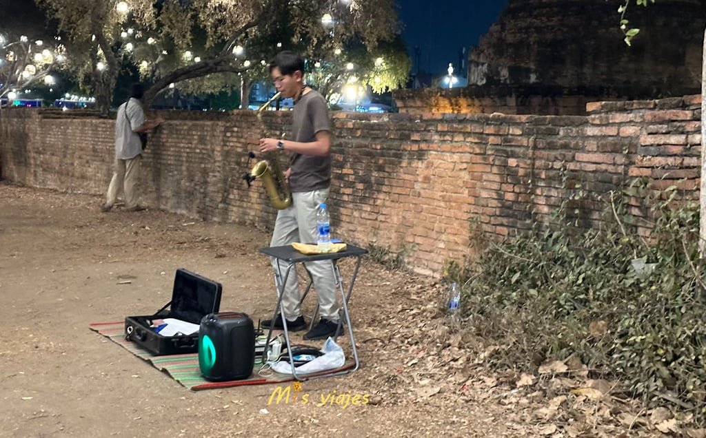 Músico tocando su saxo en el Mercado Nocturno de Ayutthaya, en Tailandia