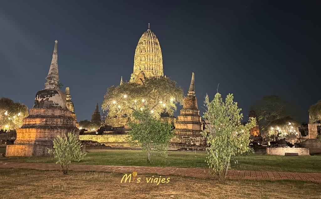 Wat Ratchaburana: El Templo Real de las Ruinas de Ayutthaya Bella y nocturna panorámica del Parque Histórico de Ayutthaya