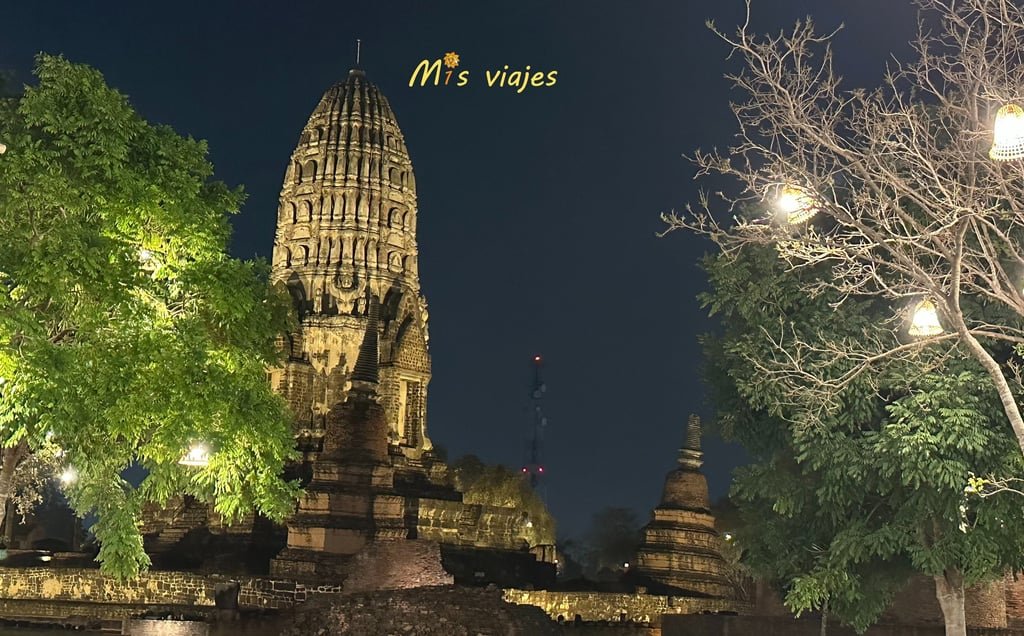 Panorámica nocturna del Wat Ratchaburana en Ayutthaya