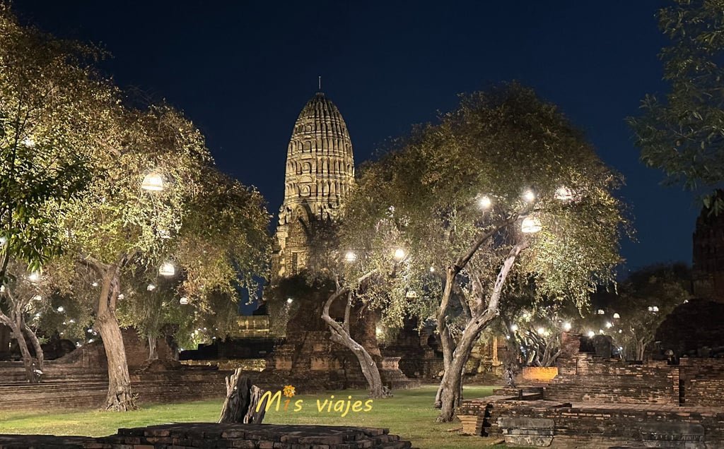 Wat Ratchaburana: El Templo Real de las Ruinas de Ayutthaya El Wat Ratchaburna, en Ayutthaya cálidamente iluminado