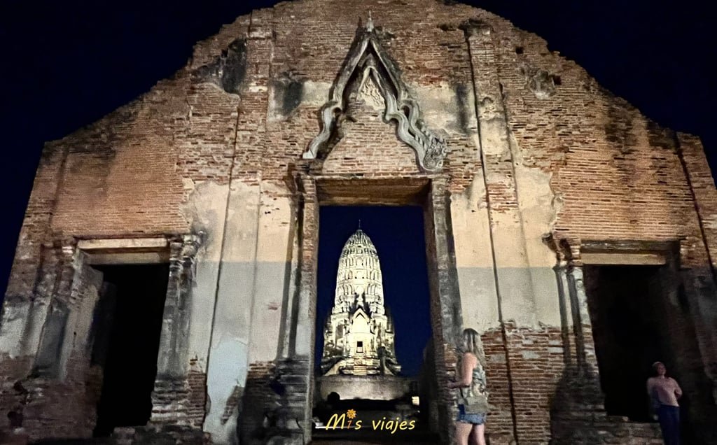 Wat Ratchaburana: El Templo Real de las Ruinas de Ayutthaya Puerta de entrada al Wat Ratchaburana en Ayutthaya