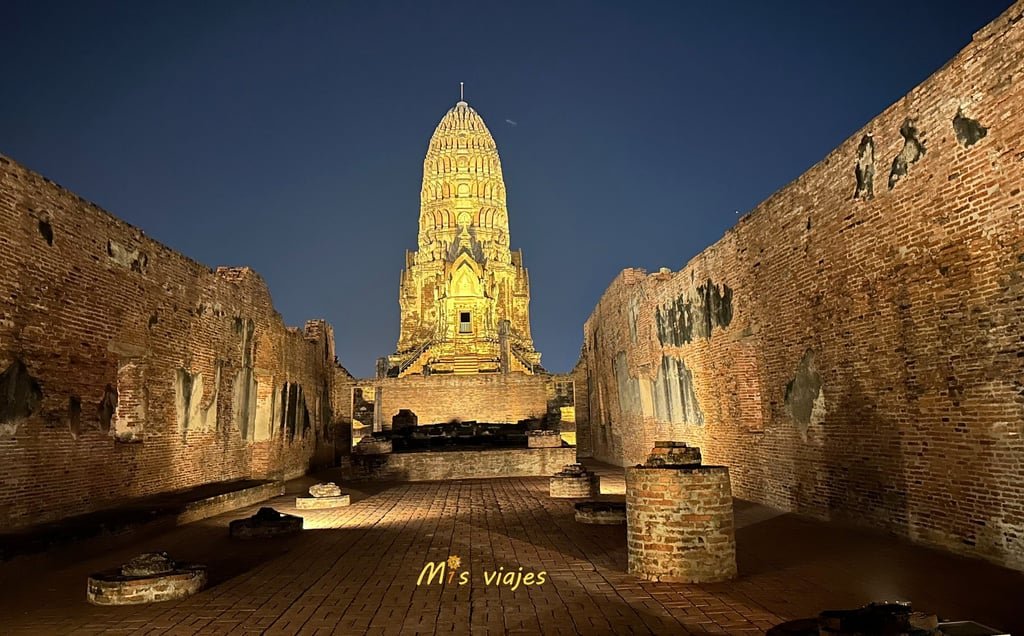 Wat Ratchaburana: El Templo Real de las Ruinas de Ayutthaya El Prang Central cuidadosamente iluminado