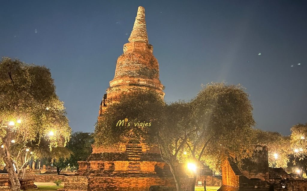 Wat Ratchaburana: El Templo Real de las Ruinas de Ayutthaya Panorámica de una de las Chedis del Wat Ratchaburana
