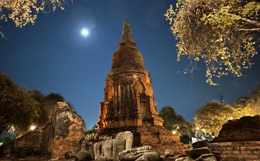 Wat Ratchaburana: El Templo Real de las Ruinas de Ayutthaya Los Chedis son parte del Wat Ratchaburana