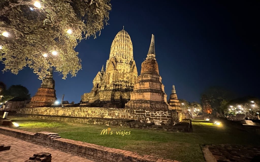 Wat Ratchaburana: El Templo Real de las Ruinas de Ayutthaya Panorámica del Wat Ratchaburana en Ayutthaya