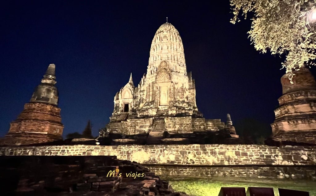Wat Ratchaburana: El Templo Real de las Ruinas de Ayutthaya El Wat Ratchaburna en Ayutthaya reodeado de sus Estupas