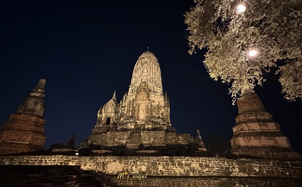 Wat Ratchaburana: El Templo Real de las Ruinas de Ayutthaya Panorámica del Wat Ratchaburana en el Parque Histórico de Ayuttahaya