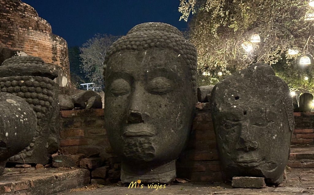 Wat Ratchaburana: El Templo Real de las Ruinas de Ayutthaya Las Cabezas de Buda fueron decapitadas de su cuerpo por los birmanos