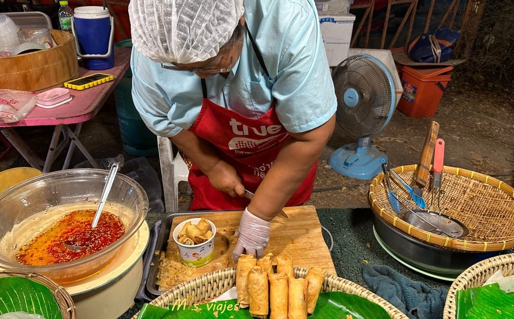 Cocinera preparándonos unos rollitos de primavera