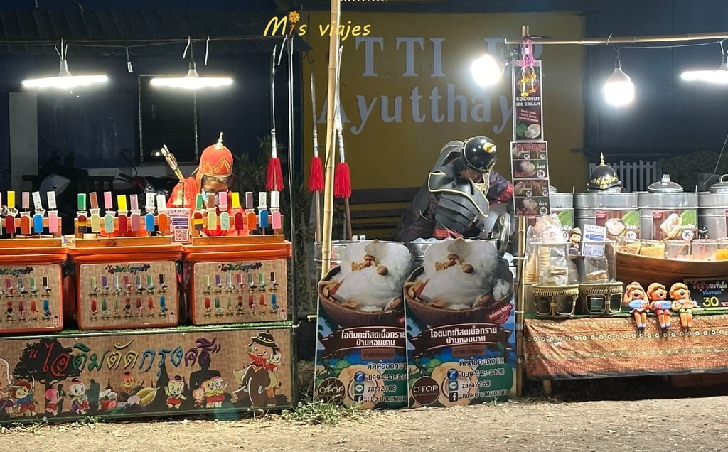 Vendedores disfrazados en el Mercado Nocturno de Ayutthaya