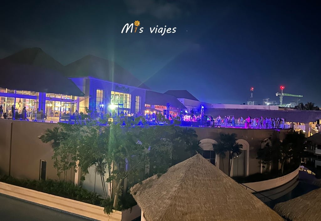 Terraza del Hard Rock bar musical con mucho ambiente nocturno