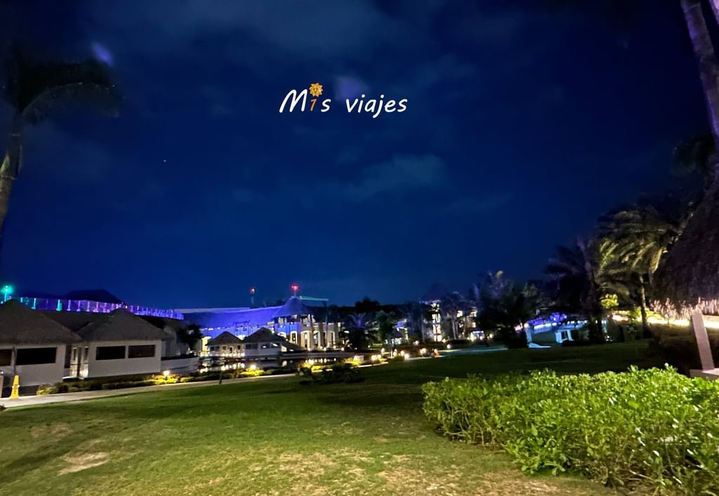 Preciosa panorámica del Resort en la noche