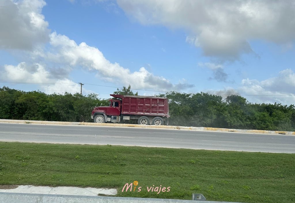 Camiones dominicanos circulando por sus carreteras 