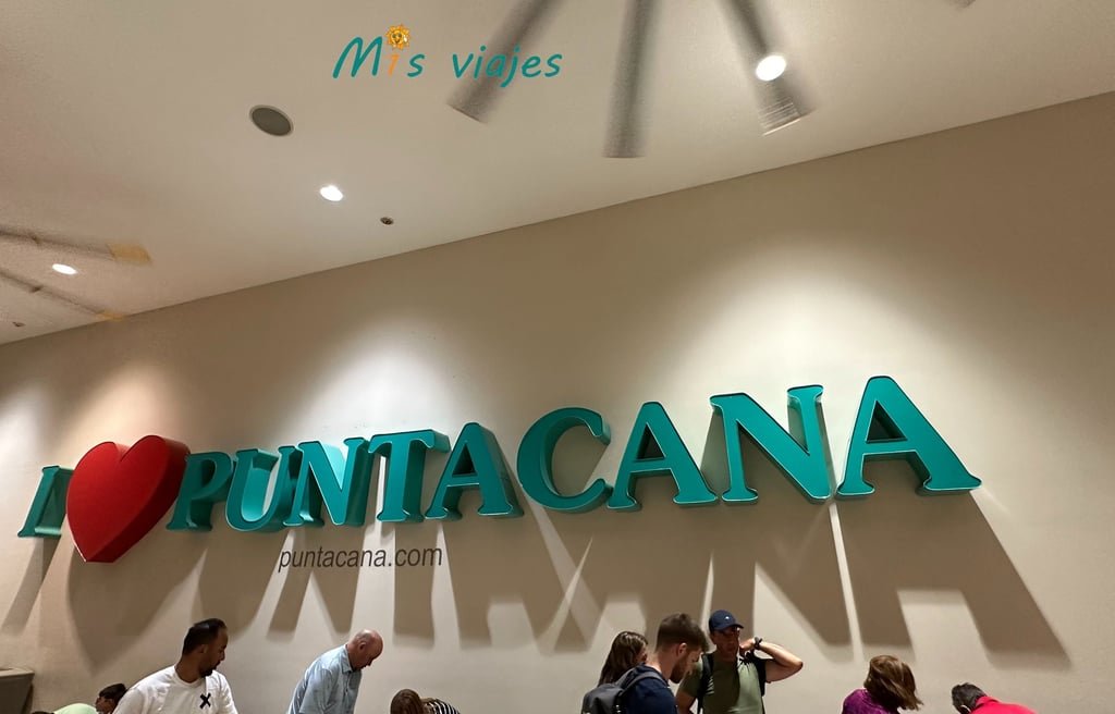 Panorámica del logo del aeropuerto de Punta Cana 