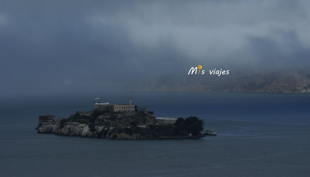 San Francisco: Su Golden Gate y sus Colinas Alcatraz desde la Torre Coit.