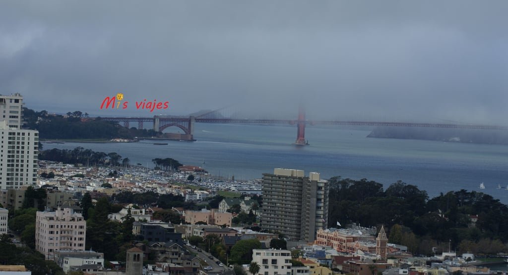 San Francisco: Su Golden Gate y sus Colinas Panorámica del Golden Gate Bridge con su famosa niebla desde la Torre de Coit.