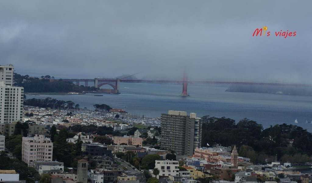 San Francisco: Su Golden Gate y sus Colinas Panorámica de San Francisco y el famoso Golden Gate y su niebla