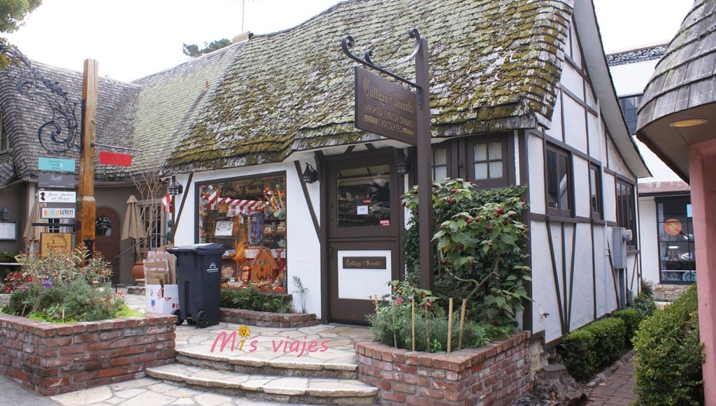 Bellísimo comercio de la ciudad de Caramel en el condado de Monterey. Costa Oeste de EE.UU.