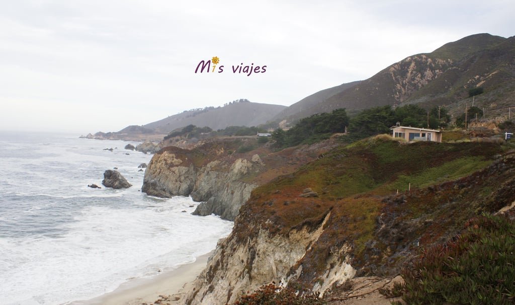 Panorámica de los abruptos acantilados de Big Sur.