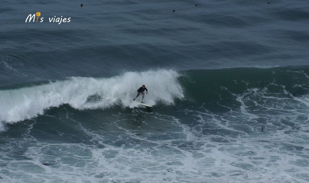 Valiente surfista en la Big Sur.