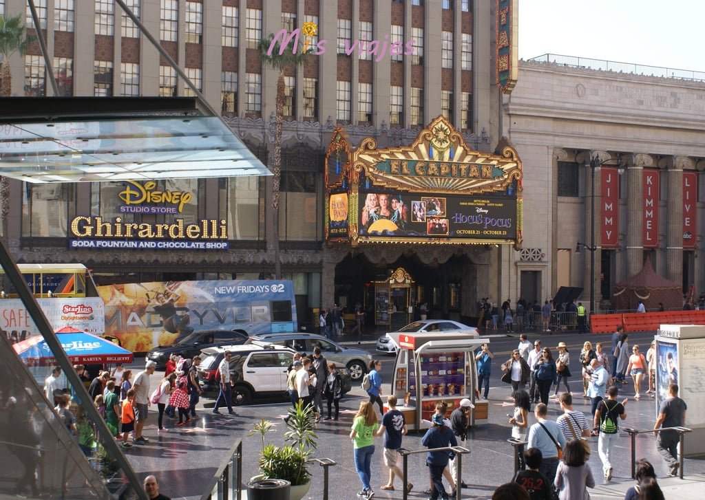 Los Ángeles: Una Ciudad de Película Panorámica de el Grupo de Heladerias Ghirardelli y del Teatro El Capitán.