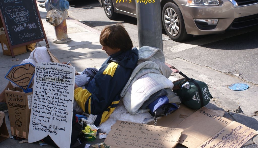 Los Ángeles: Una Ciudad de Película Artista pidiendo dinero para su traje de Supermán en Hollywood Boulevard.