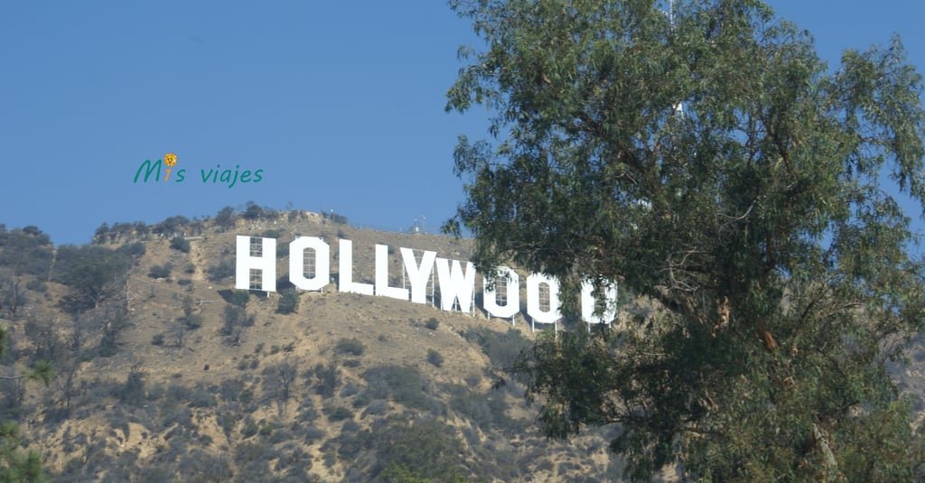 Los Ángeles: Una Ciudad de Película Panorámica del icónico cartel de HOLLYWOOD.