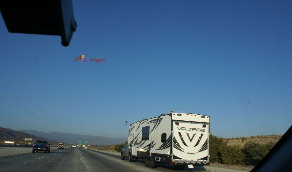 Los Ángeles: Una Ciudad de Película Caravana adaptada a la caja de un pick-up.