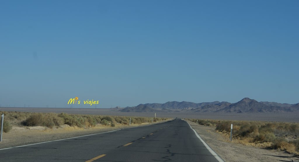 Panorámica de la carretera 127 que se adentra en el desierto de Mojave.