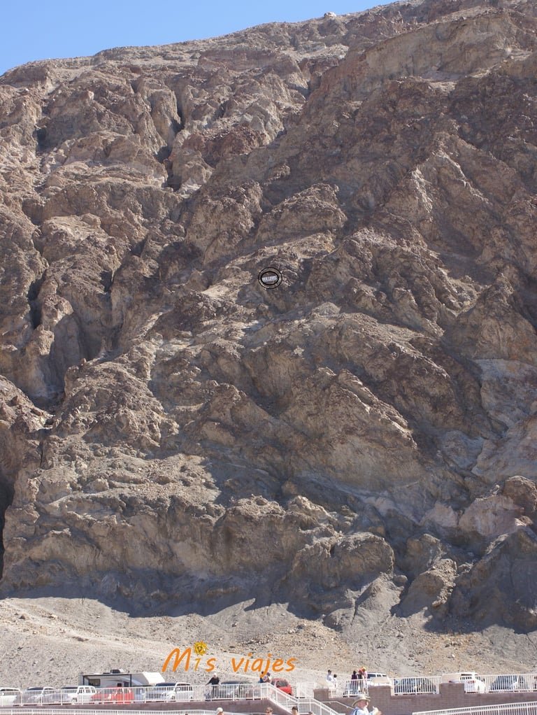 Cartel indicativo del nivel del agua en la montaña de Badwater.