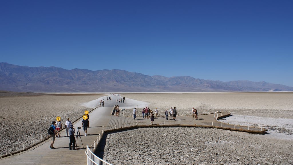 Las pasarelas de Badwater Basin que te permiten admirar este fenómeno climático.