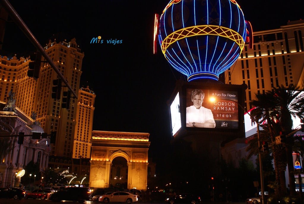El Globo Montgolfier, el Arco de Triunfo y el edificio del propio Hotel.
