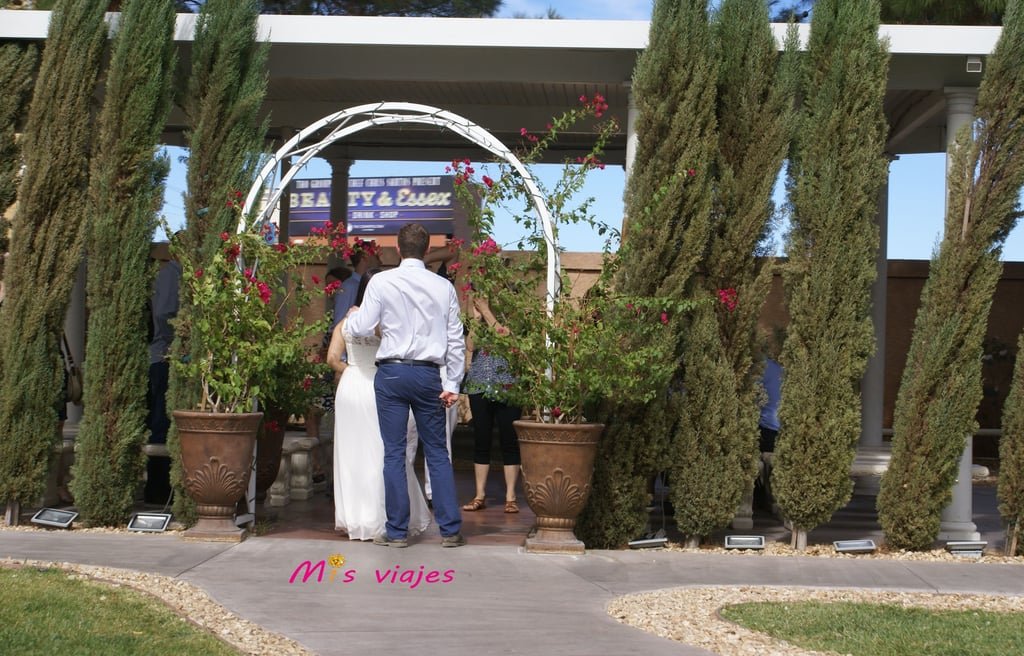 Pareja de novios entrando a su ceremonia en Little Church, en Las Vegas.